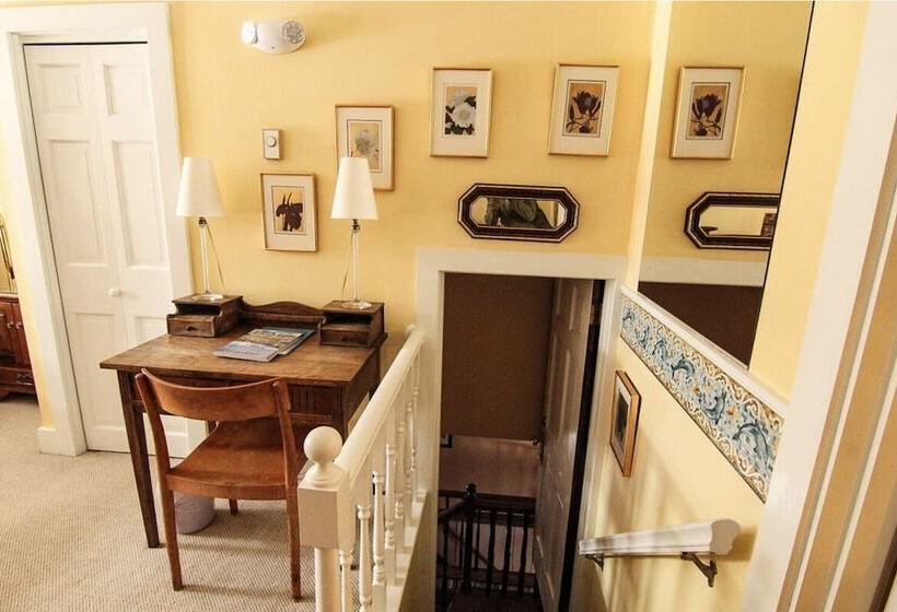 Bed and Breakfast Admiral Peary Inn