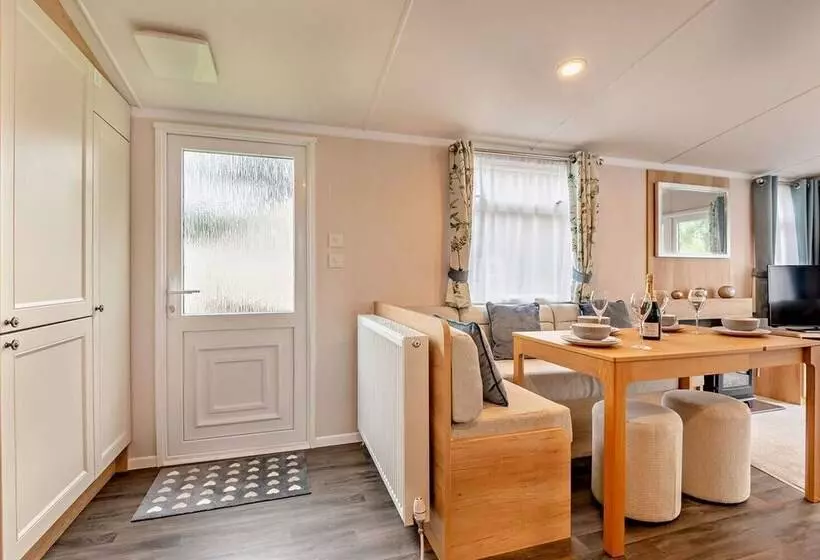 Hotelli 2 Bed 6 Berth Lodge In Shorefield Oakdene Dorset