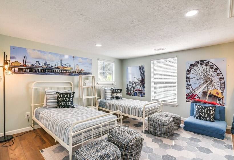 Hot Tub & Yard: Jimmy Buffet Themed Galveston Home