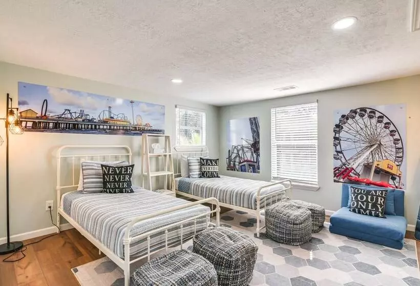 Hot Tub & Yard: Jimmy Buffet Themed Galveston Home