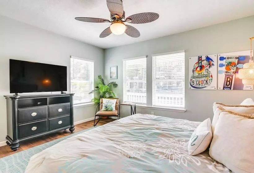 Hot Tub & Yard: Jimmy Buffet Themed Galveston Home