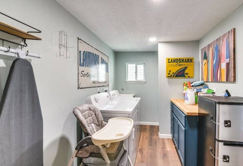 Hot Tub & Yard: Jimmy Buffet Themed Galveston Home