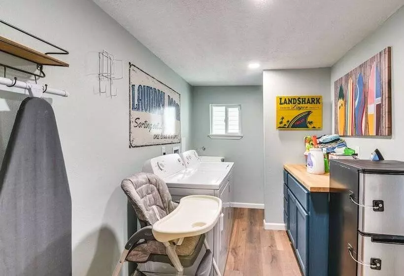 Hot Tub & Yard: Jimmy Buffet Themed Galveston Home