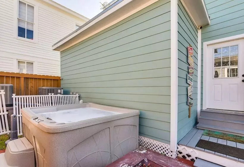 Hot Tub & Yard: Jimmy Buffet Themed Galveston Home
