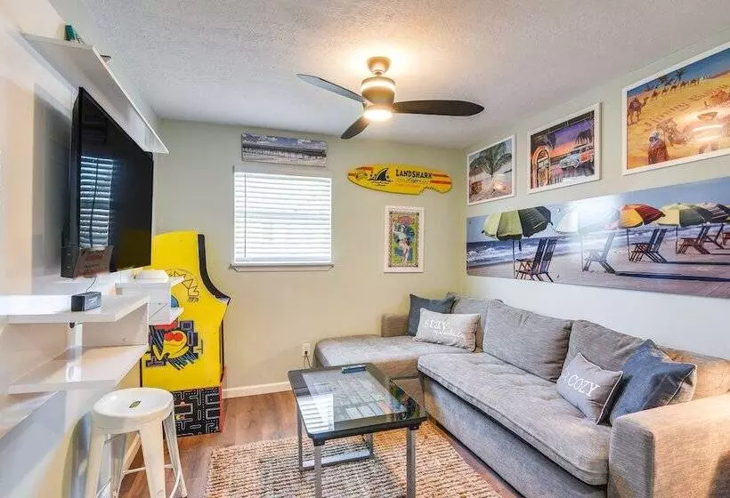 Hot Tub & Yard: Jimmy Buffet Themed Galveston Home