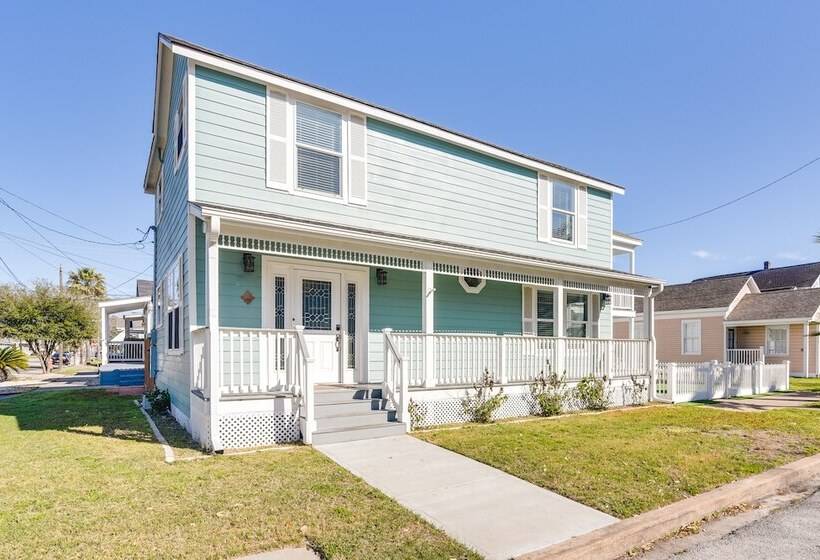 Hot Tub & Yard: Jimmy Buffet Themed Galveston Home