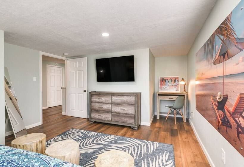 Hot Tub & Yard: Jimmy Buffet Themed Galveston Home