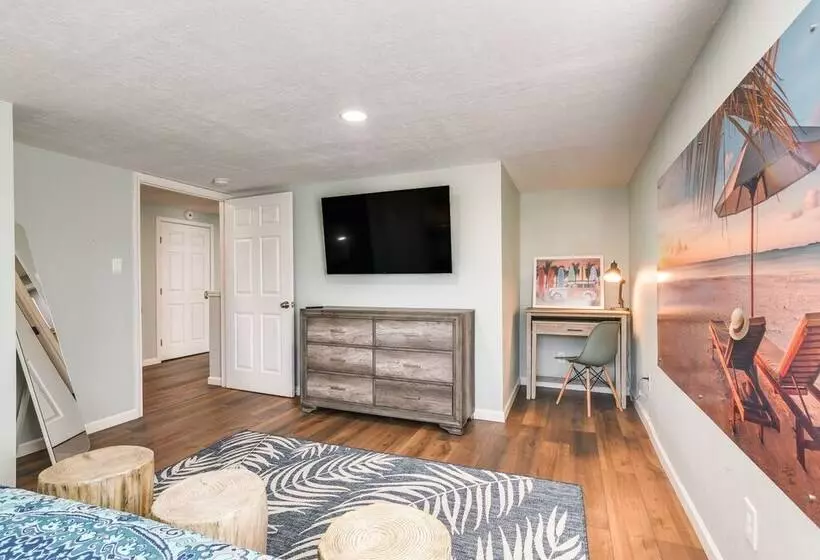 Hot Tub & Yard: Jimmy Buffet Themed Galveston Home