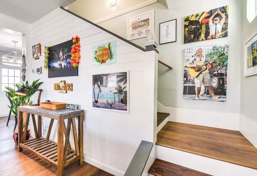 Hot Tub & Yard: Jimmy Buffet Themed Galveston Home