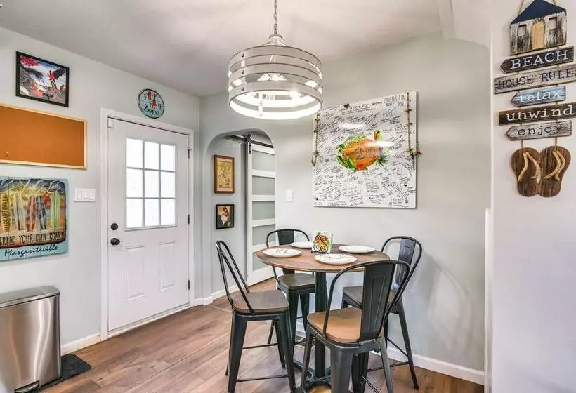 Hot Tub & Yard: Jimmy Buffet Themed Galveston Home