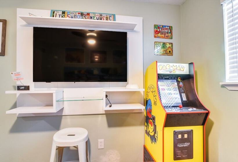 Hot Tub & Yard: Jimmy Buffet Themed Galveston Home