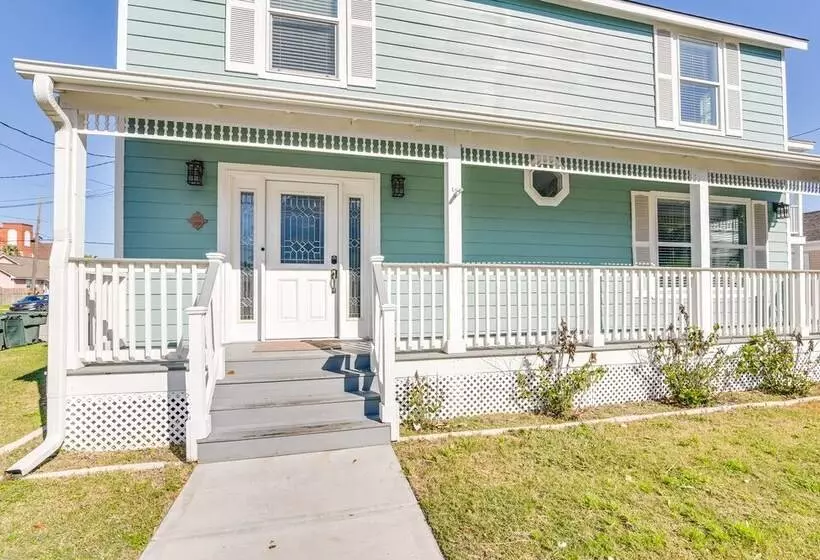 Hot Tub & Yard: Jimmy Buffet Themed Galveston Home