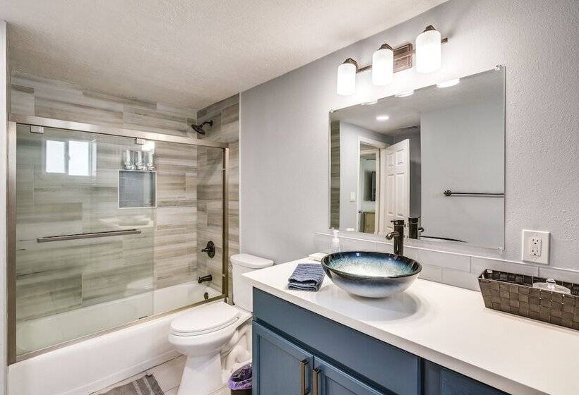 Hot Tub & Yard: Jimmy Buffet Themed Galveston Home