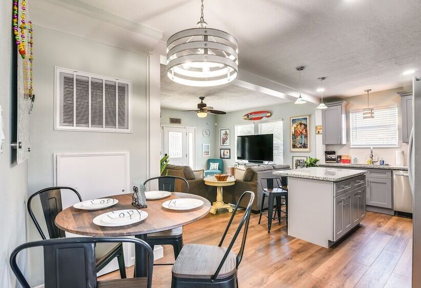 Hot Tub & Yard: Jimmy Buffet Themed Galveston Home