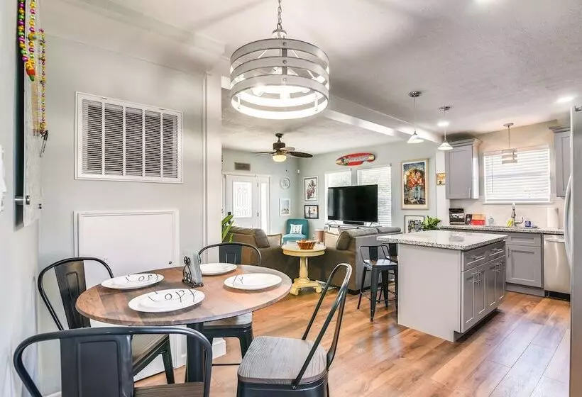 Hot Tub & Yard: Jimmy Buffet Themed Galveston Home