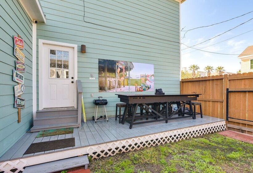 Hot Tub & Yard: Jimmy Buffet Themed Galveston Home