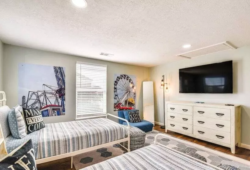 Hot Tub & Yard: Jimmy Buffet Themed Galveston Home