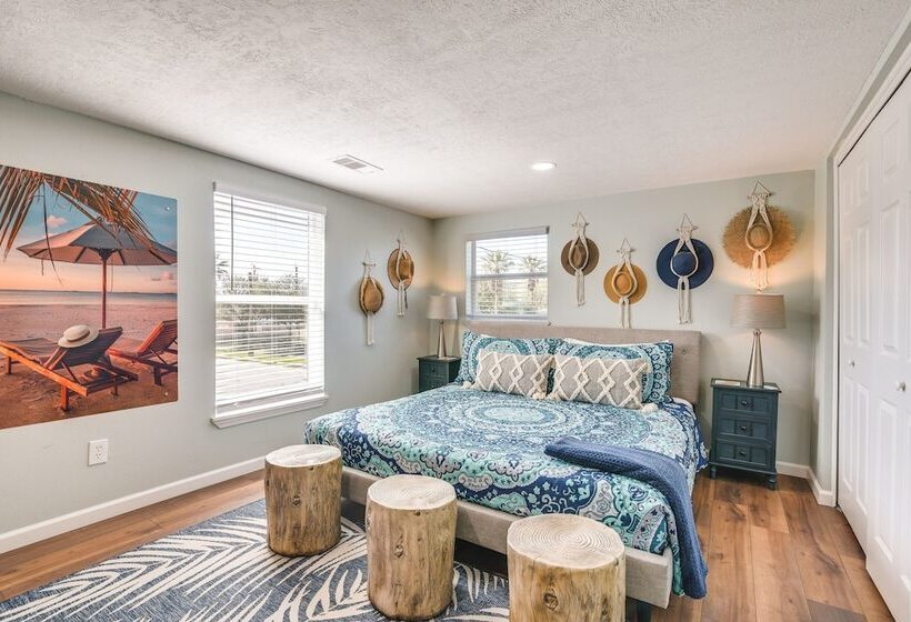 Hot Tub & Yard: Jimmy Buffet Themed Galveston Home