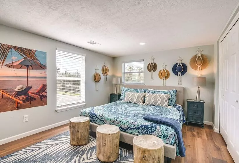 Hot Tub & Yard: Jimmy Buffet Themed Galveston Home