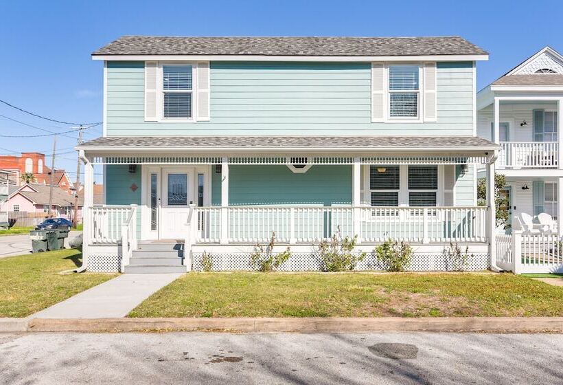 Hot Tub & Yard: Jimmy Buffet Themed Galveston Home
