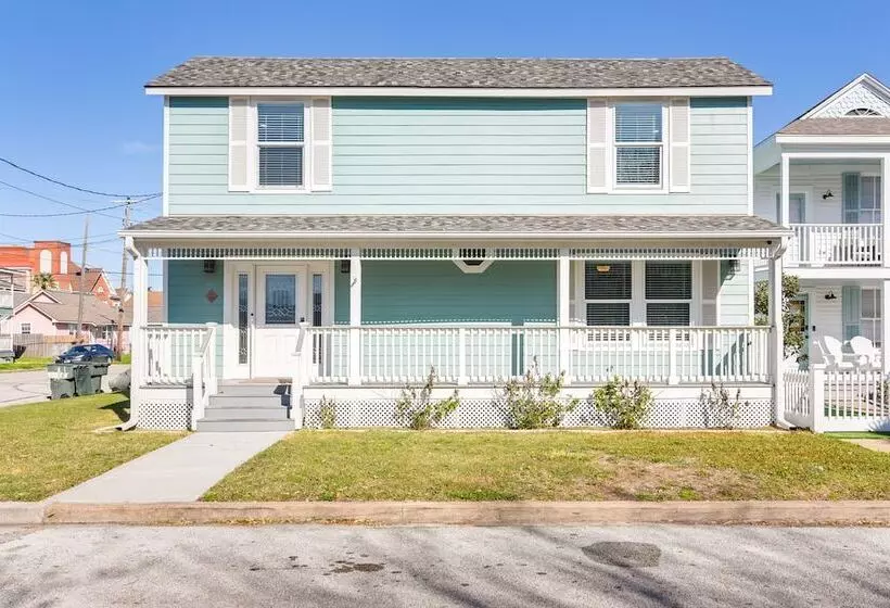 Hot Tub & Yard: Jimmy Buffet Themed Galveston Home