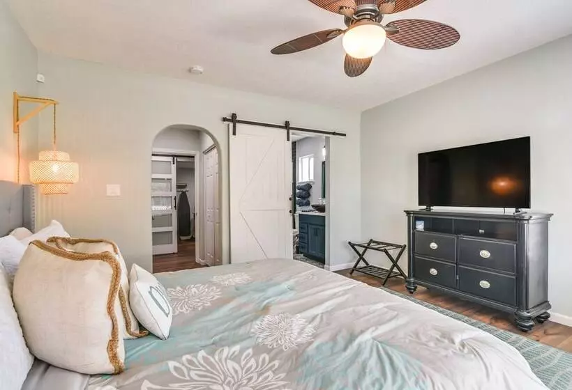 Hot Tub & Yard: Jimmy Buffet Themed Galveston Home