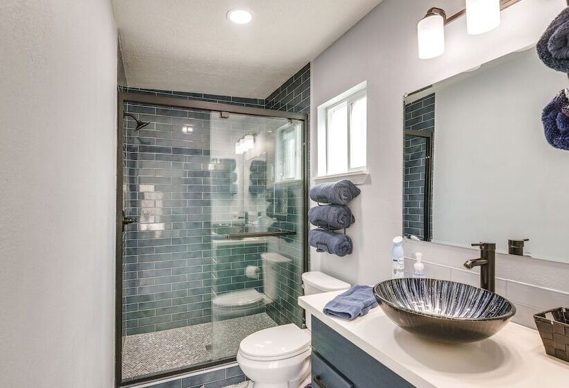 Hot Tub & Yard: Jimmy Buffet Themed Galveston Home