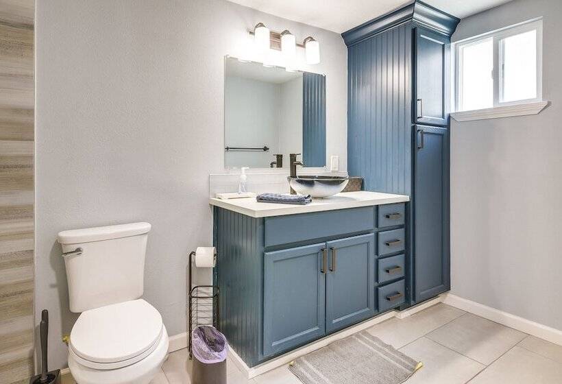 Hot Tub & Yard: Jimmy Buffet Themed Galveston Home