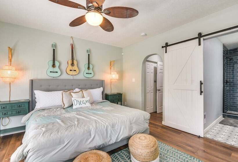 Hot Tub & Yard: Jimmy Buffet Themed Galveston Home