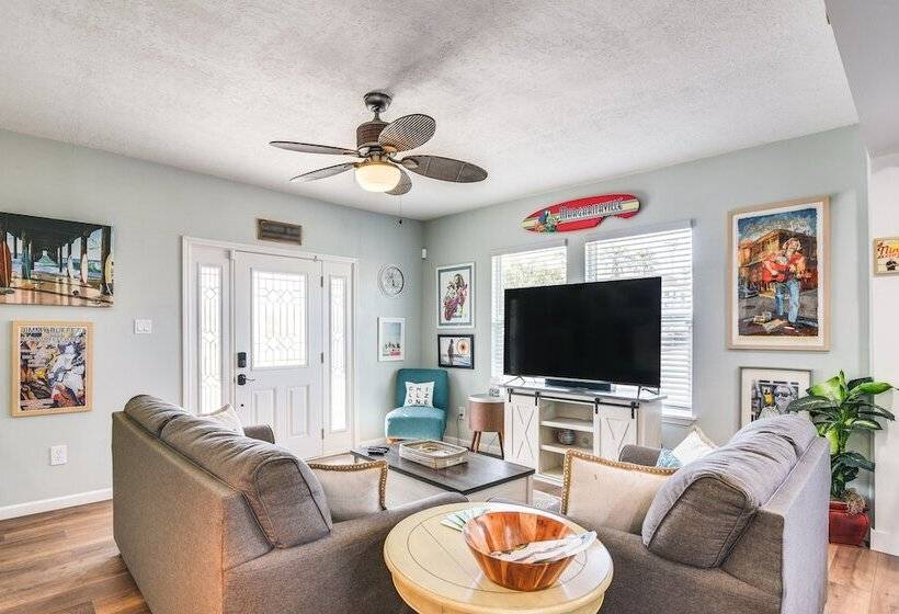 Hot Tub & Yard: Jimmy Buffet Themed Galveston Home