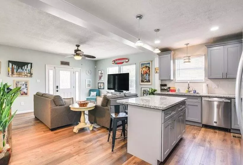 Hot Tub & Yard: Jimmy Buffet Themed Galveston Home