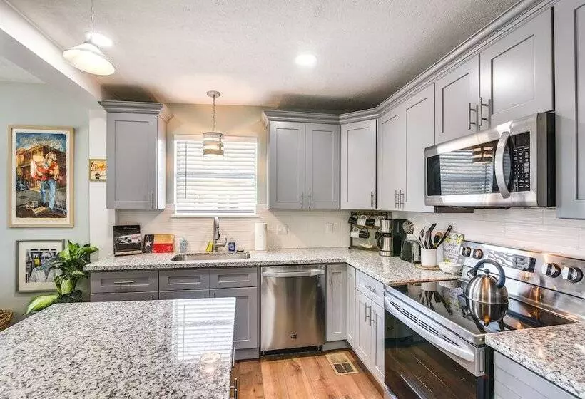 Hot Tub & Yard: Jimmy Buffet Themed Galveston Home