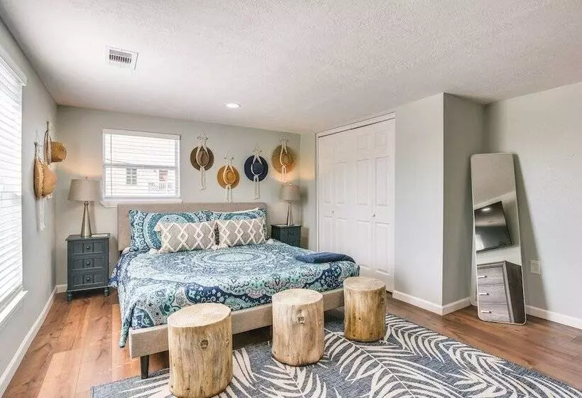 Hot Tub & Yard: Jimmy Buffet Themed Galveston Home