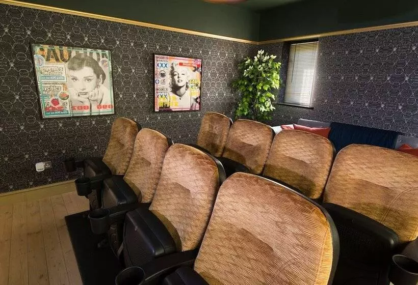 Residenssi Deluxe 2/3 Bed Hottub Skytv