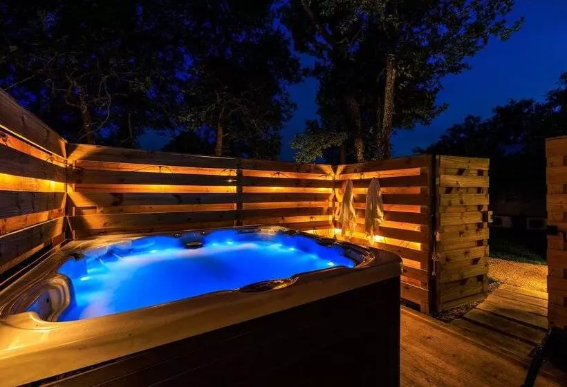 Rivers Edge Cottages With Hot Tub