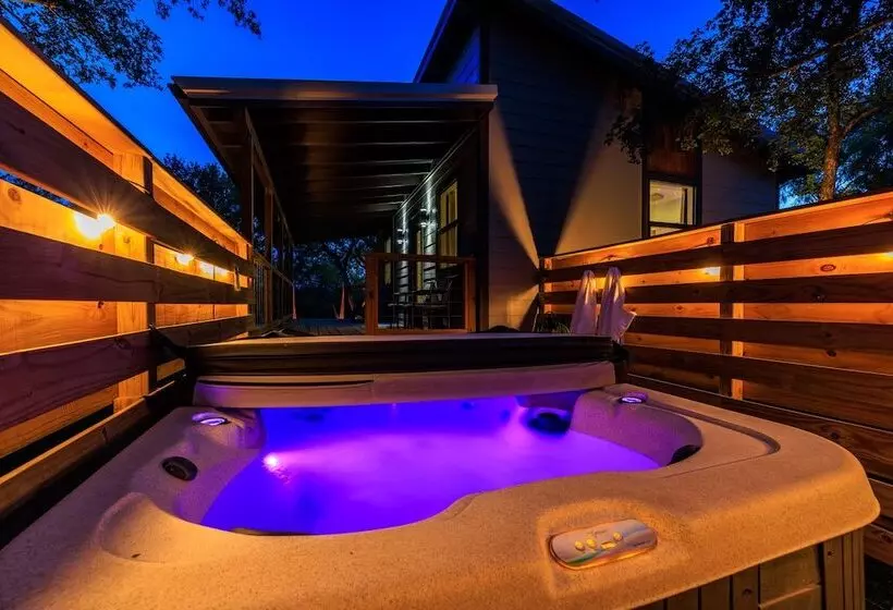Rivers Edge Cottages With Hot Tub