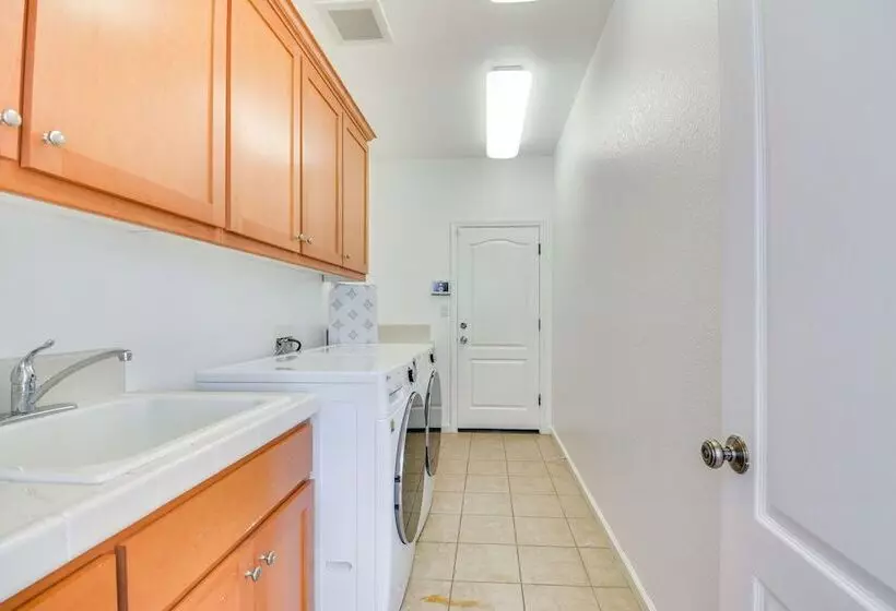 Spacious Merced Home ~ 4 Mi To Downtown!