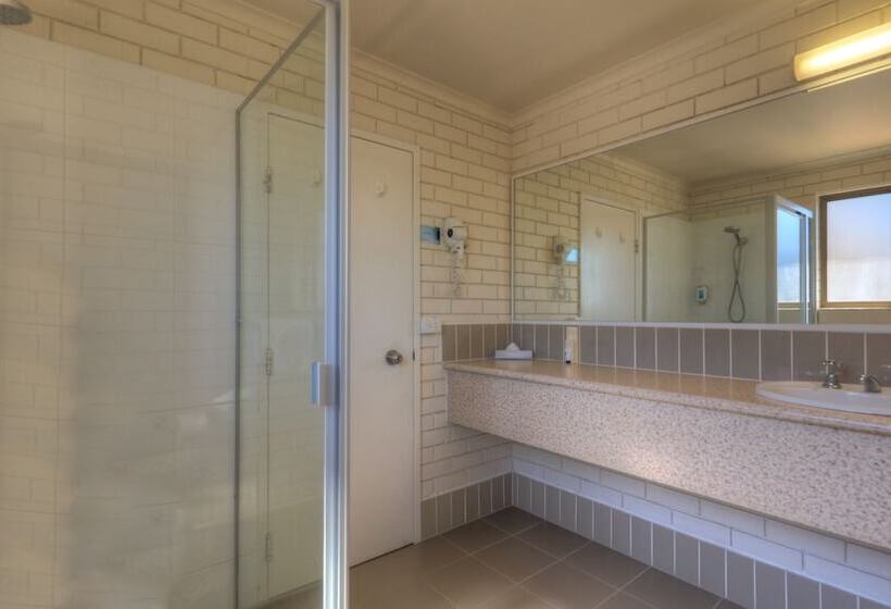 Cleveland Bay Air Motel