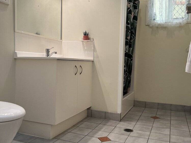 Общежитие Colonial Village Resort