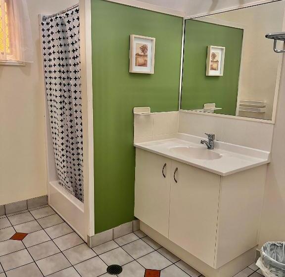 Общежитие Colonial Village Resort