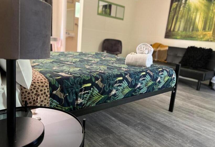 Общежитие Colonial Village Resort