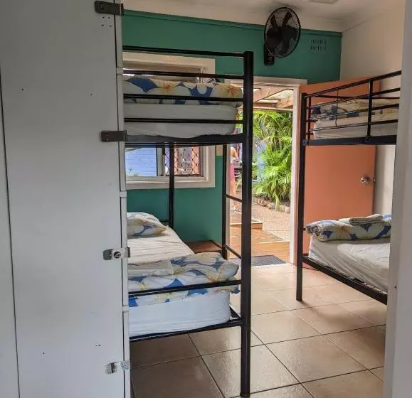 ユースホステル Ozzie Pozzie Backpackers   Port Macquarie Yha