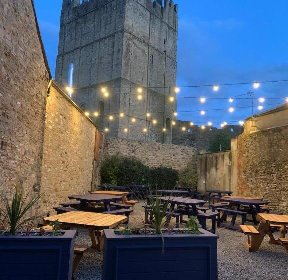 هاستل The Bishop Blaize