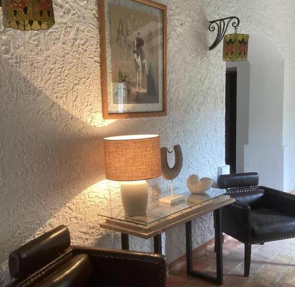 تختخواب و صبحانه Pervenche