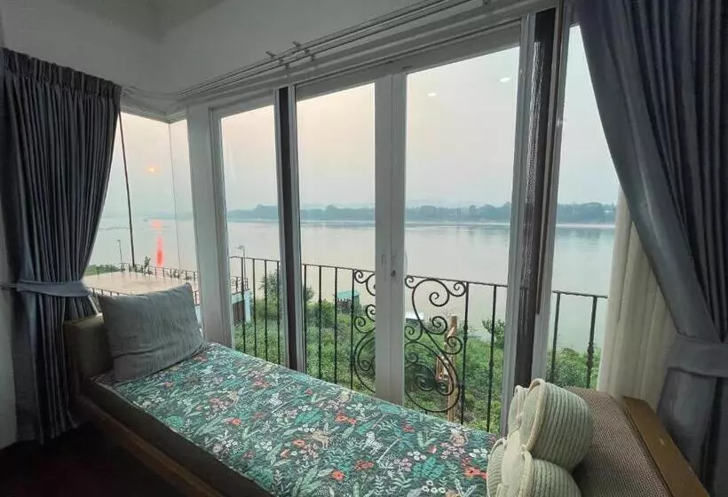 Hotelli โมเมนต์ แอ๊ท ริมโขง