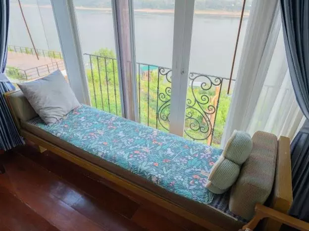 Hotelli โมเมนต์ แอ๊ท ริมโขง