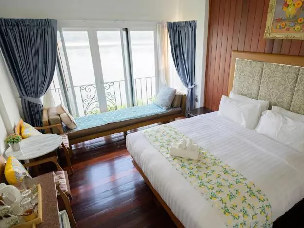 Hotelli โมเมนต์ แอ๊ท ริมโขง