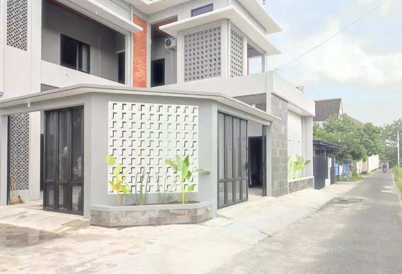Hotel Reddoorz Near Graha Saba Buana 2