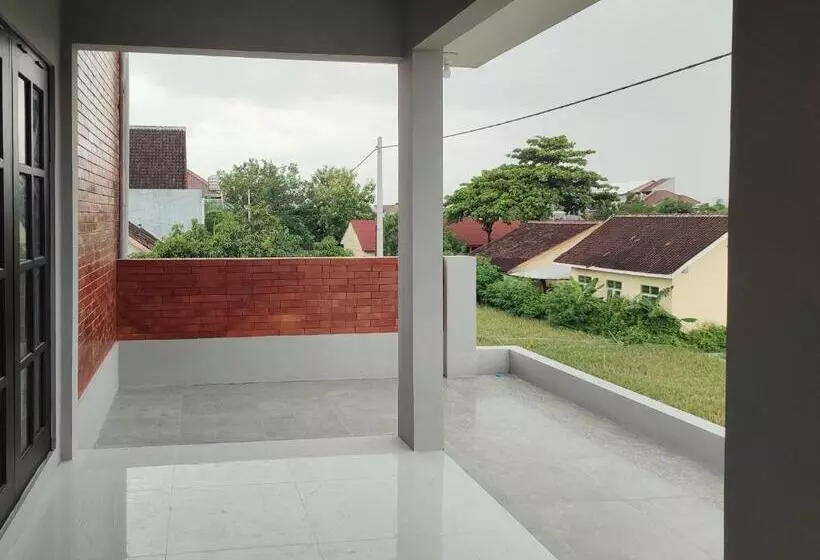 Hotel Reddoorz Near Graha Saba Buana 2