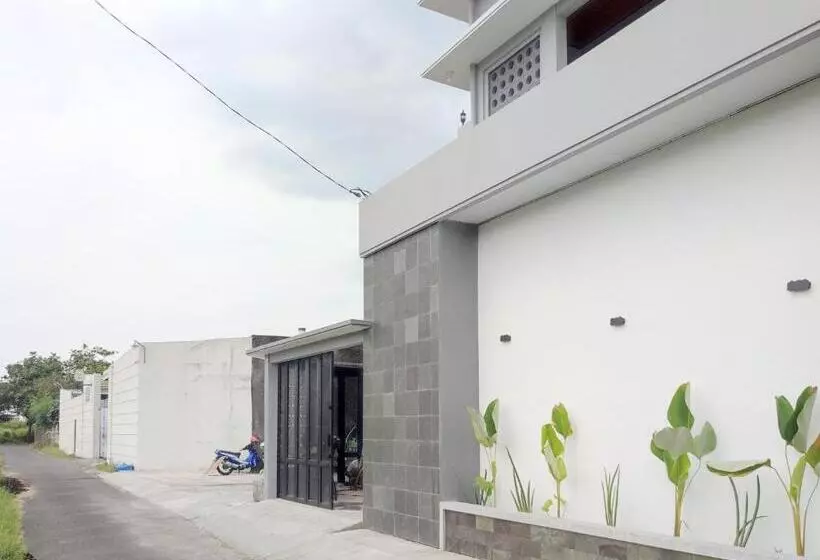 Hotel Reddoorz Near Graha Saba Buana 2